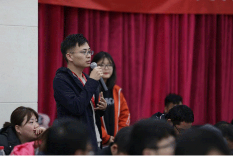 学员和授课专家现场讨论交流 学员和授课专家现场讨论交流