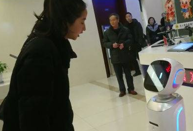 成都出入境服务首次引入AI机器人