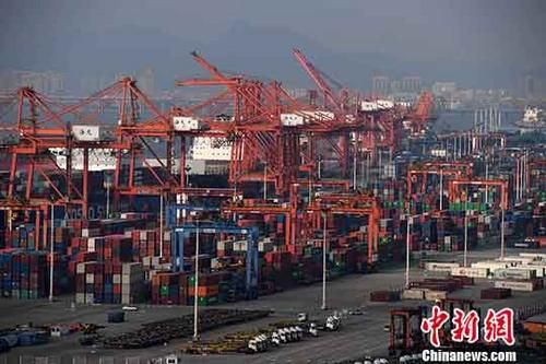 福建自贸区厦门片区东渡码头内一派繁忙。
