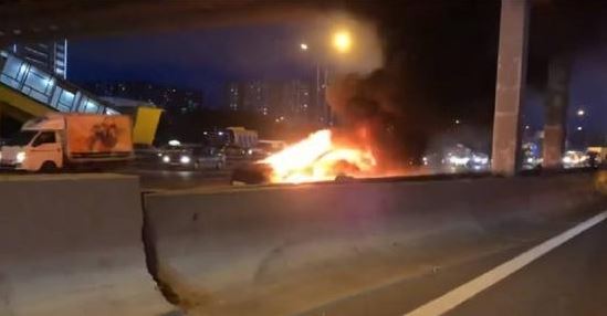 惊险！特斯拉电动车在俄高速公路撞车，瞬间爆
